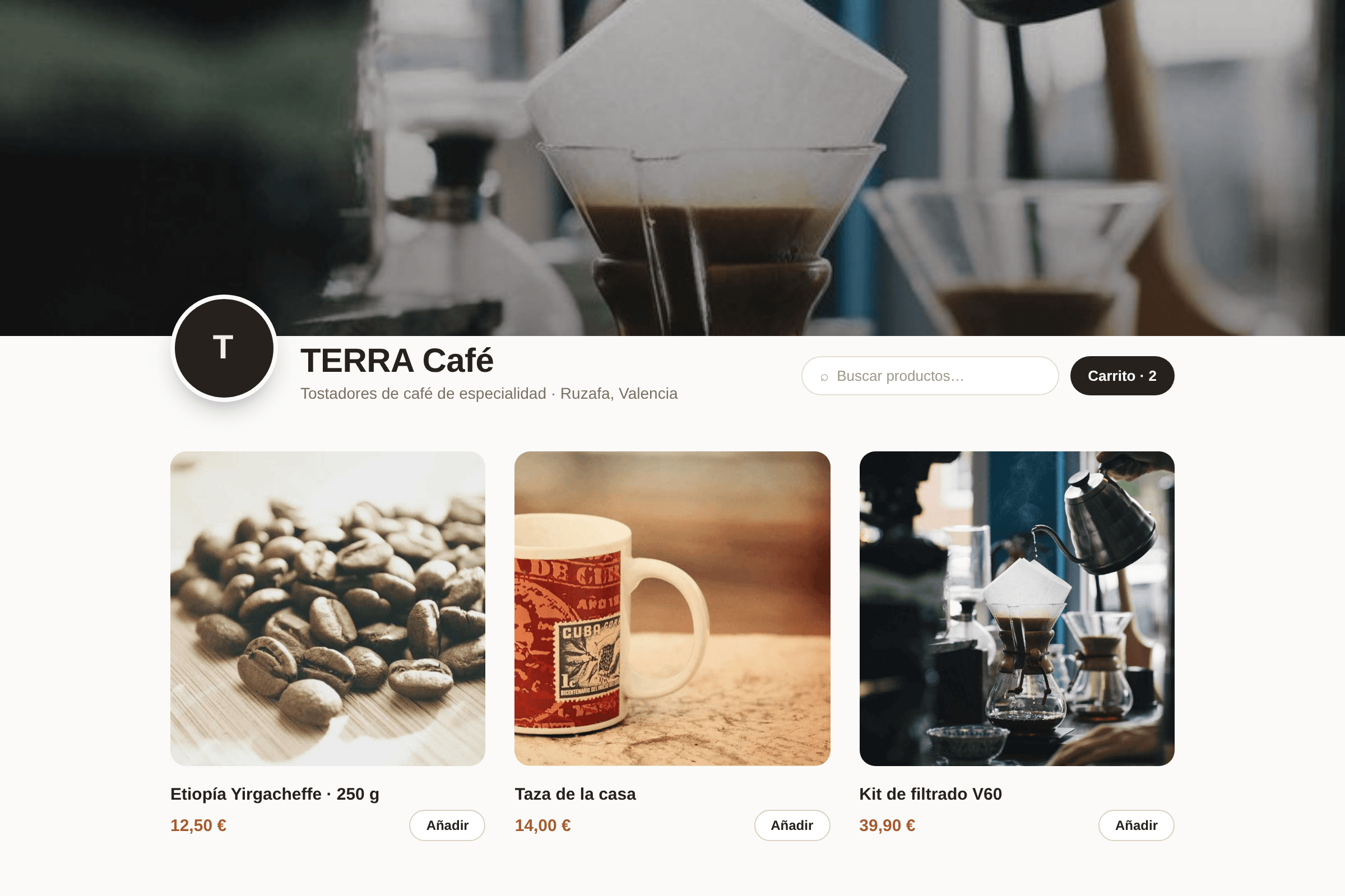 Tienda online de un tostador de café creada con Tavoom: portada con el nombre del negocio, buscador, carrito y tres productos con su precio y su botón de añadir.